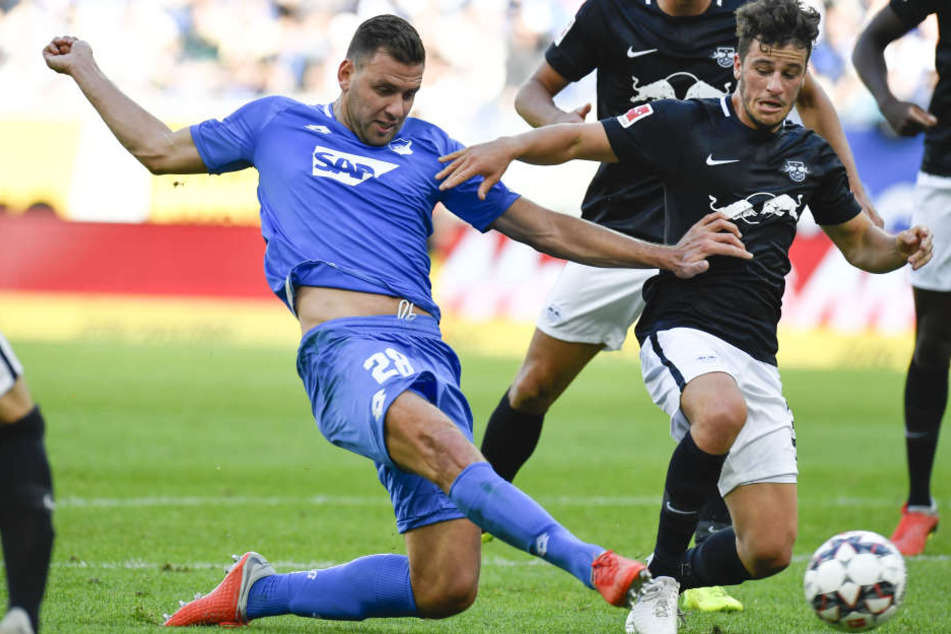 Hatte eine der besten Gelegenheiten der ersten Halbzeit: Hoffenheims Adam Szalai (l.) kann vor Diego Demme zum Schuss ansetzen, doch der Ball ging vorbei.