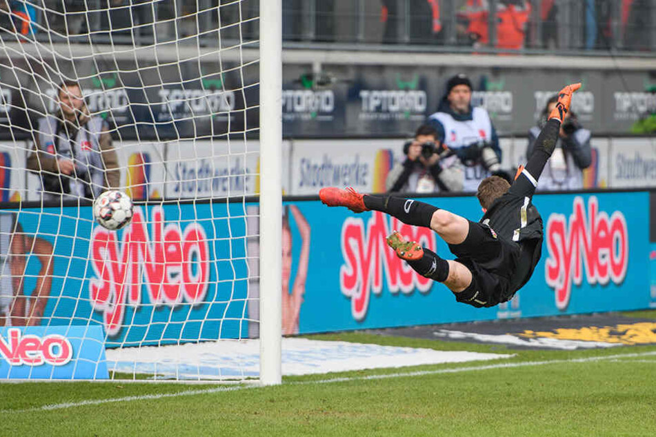 Schön geflogen! Beim Gegentor streckte sich Dynamo-Keeper Markus Schubert aber vergeblich.