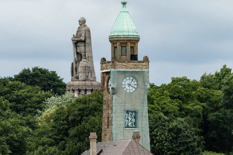 Ein Netz am Pegelturm schützt Passanten vor Steinschlag.