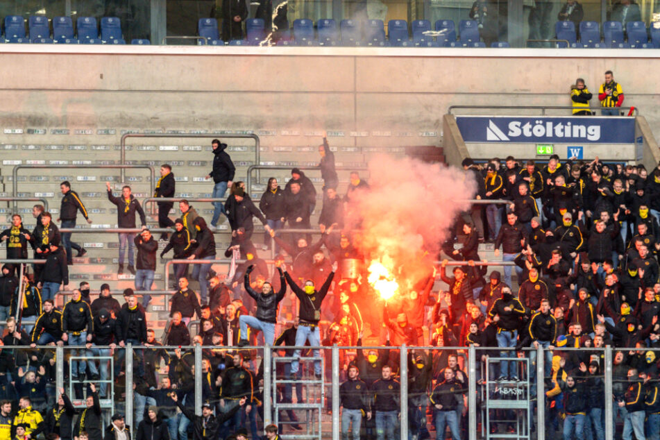 Die mitgereisten Dortmunder Anhänger zündeten bereits vor dem Anpfiff Pyrotechnik im Auswärtsblock.