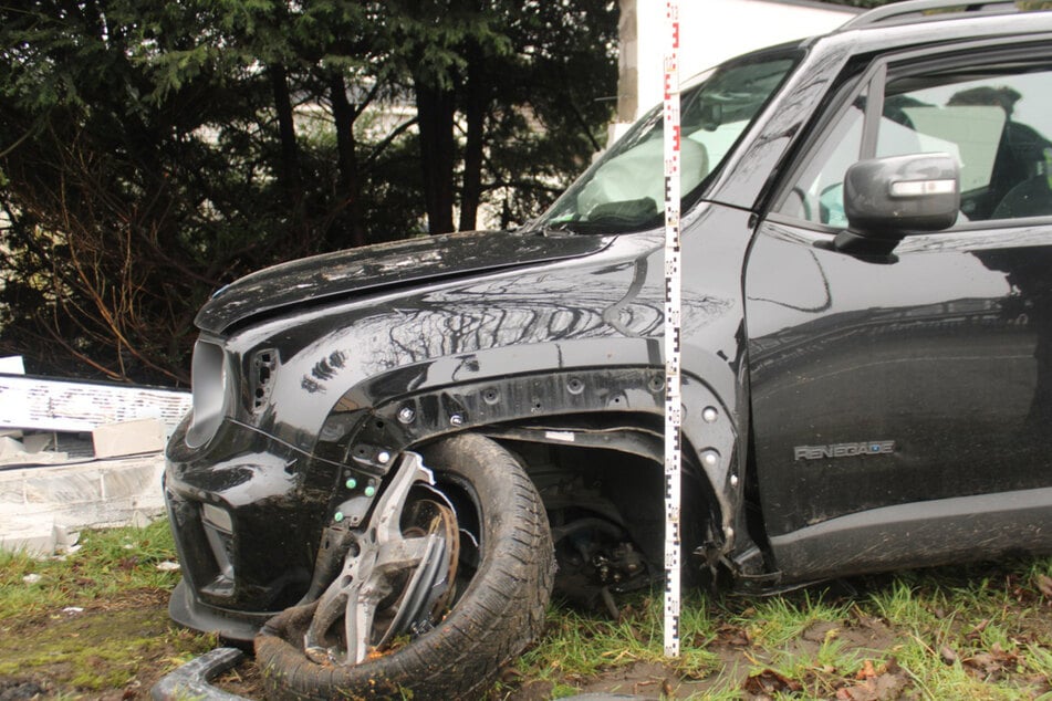 Unfall auf B51: Jeep zwischen Baum und Mauer eingeklemmt, Fahrer schwer verletzt