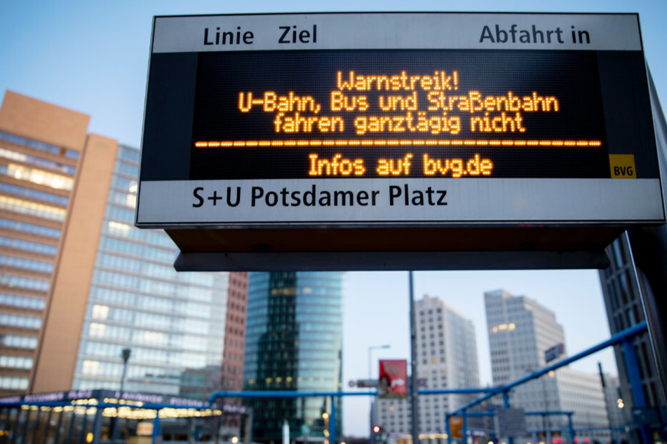 Eine Hinweistafel weist auf den Warnstreik bei den Berliner Verkehrsbetrieben (BVG) am Potsdamer Platz hin. (Archivbild)