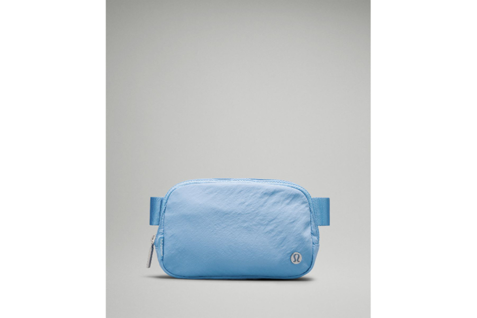 Die Everyday Bag von lululemon gibt es in verschiedenen Farben, zum Beispiel in Hellblau.