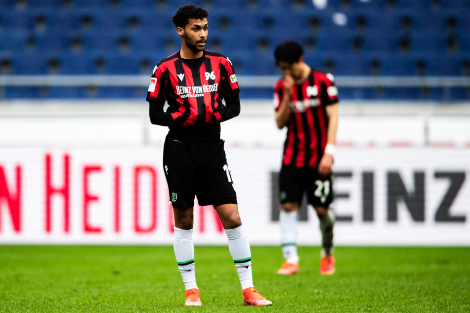 Schnappt sich Schalke auch Flügelflitzer Linton Maina (21), der in den vergangenen Jahren in seiner Entwicklung immer wieder von Verletzungen zurückgeworfen wurde?