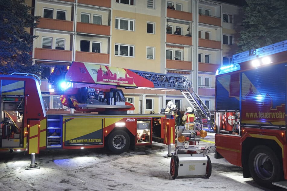 Das Blaulicht in der Albert-Einstein-Straße machte einige Anwohner neugierig. Sie verfolgten den Einsatz von ihren Balkonen.