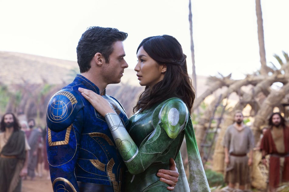 Gemma Chan (r.) and Richard Madden play on-screen lovers Sersi and Ikaris in Marvel's Eternals.