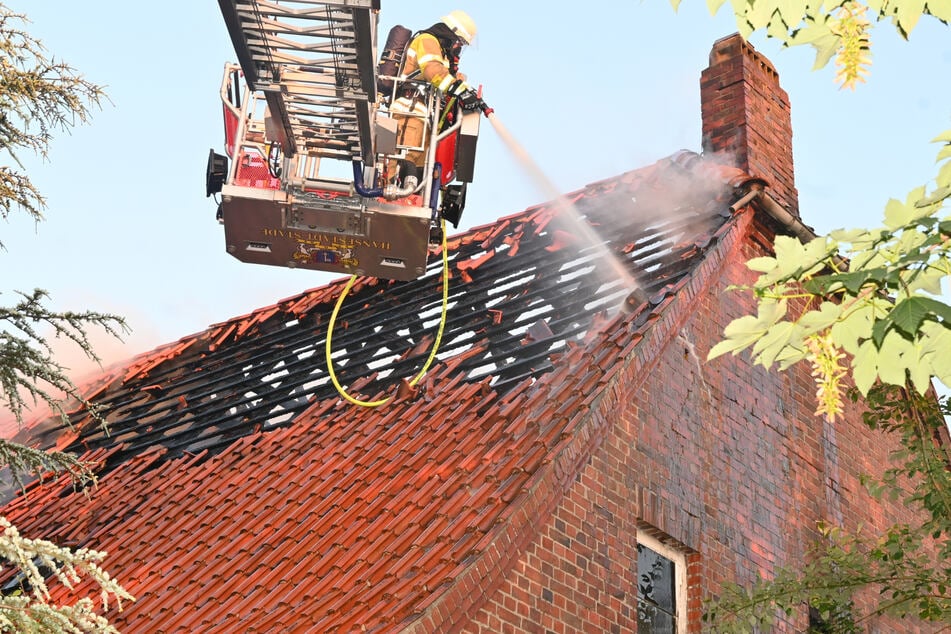 Feuerwehrleute löschten per Drehleiter das brennende Dach.