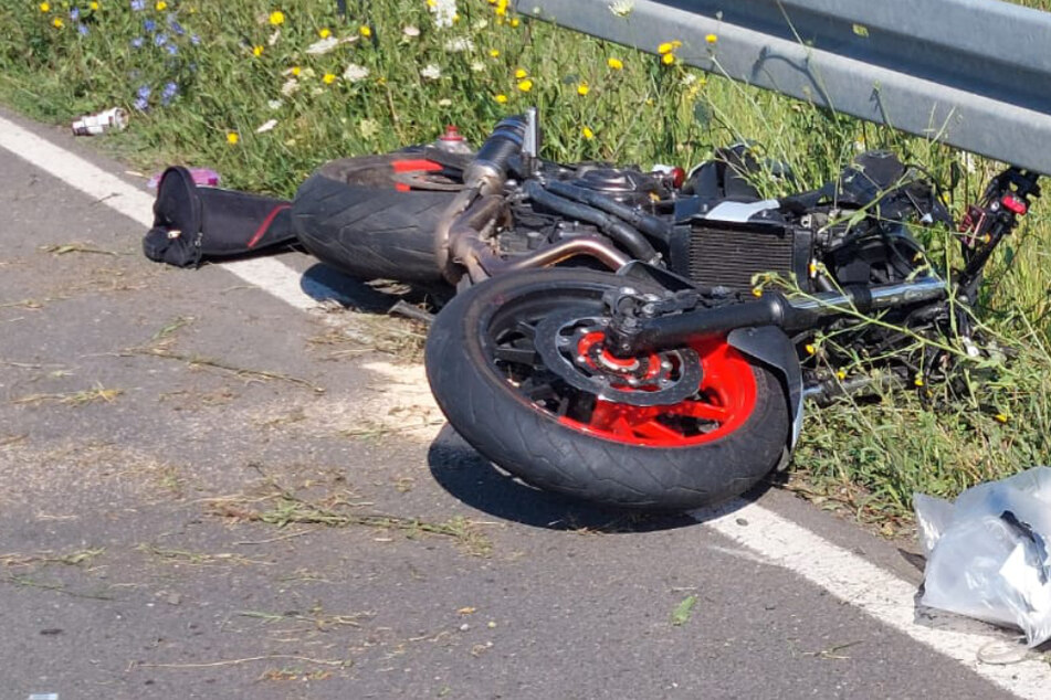 Motorradfahrer kracht in Leitplanke und wird schwer verletzt
