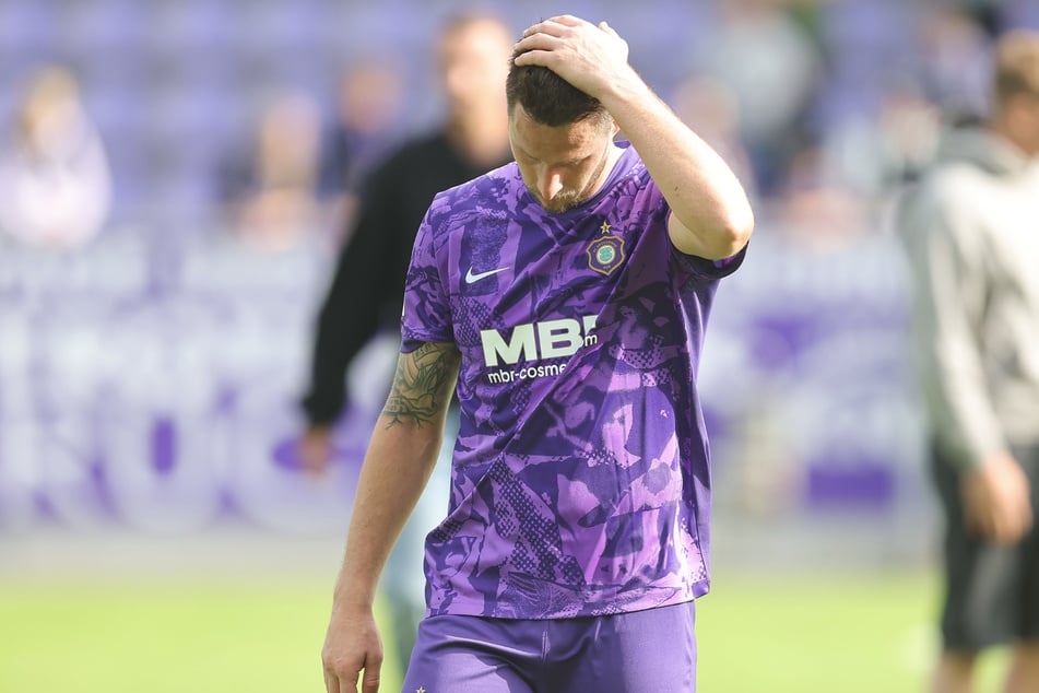 Aue kassiert zu viele Gegentore. Auch der erfahrene Ryan Malone kann die "Veilchen"-Defensive nicht stabilisieren.