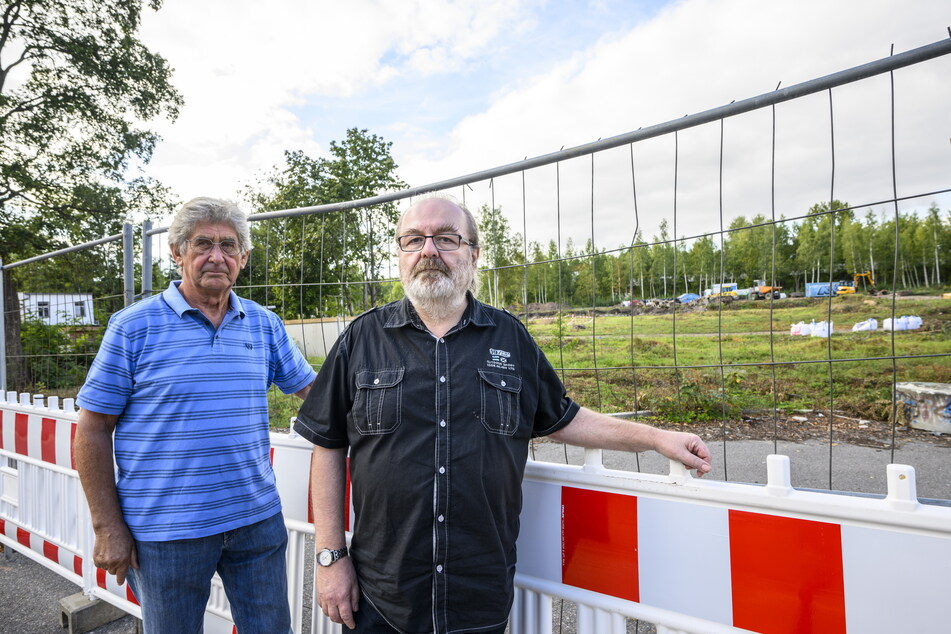 Anwohner Günter Meyer (78, l.) und Stadtrat Thomas Scherzberg (61, Linke) sind sauer, dass nun auch die letzte Fußgängerbrücke über den Pleißenbach in dem Gebiet unzugänglich ist.