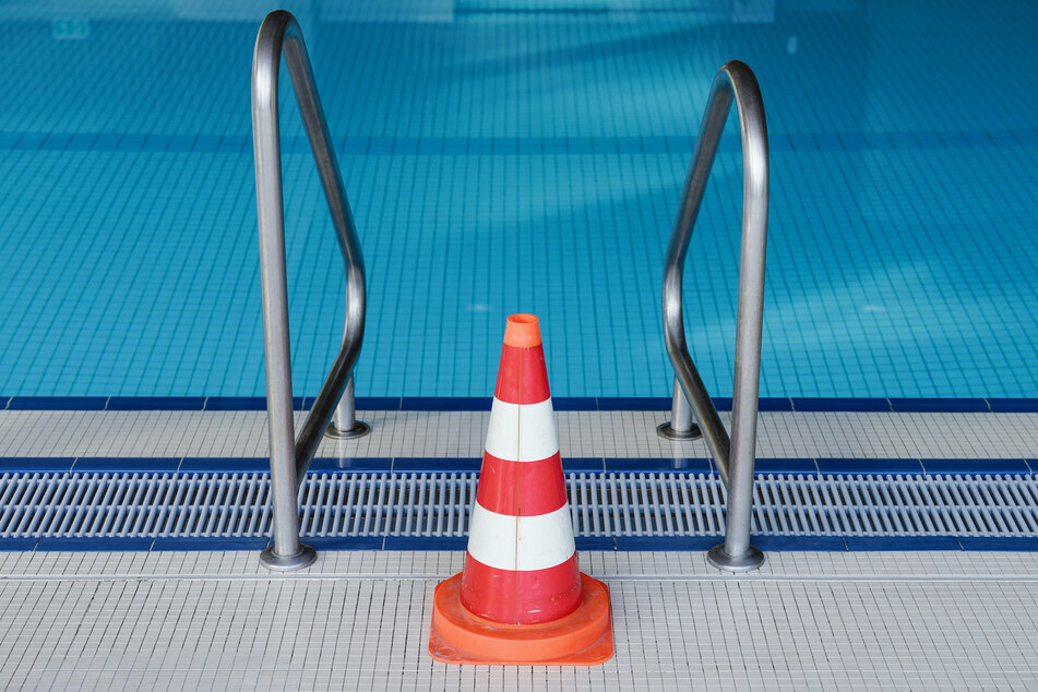 Einige Schwimmbecken werden in Köln nicht verfügbar sein. Insbesondere Bäder, die den Innen- und Außenbereich miteinander verbinden. (Symbolbild)