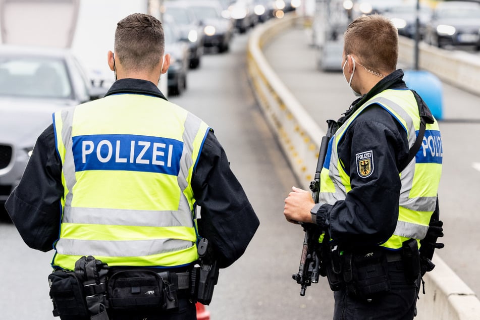 Bei einer Grenzkontrolle an der A93 entdeckten Polizisten einen Jungen, der auf eigene Faust nach Deutschland reiste. (Symbolbild)