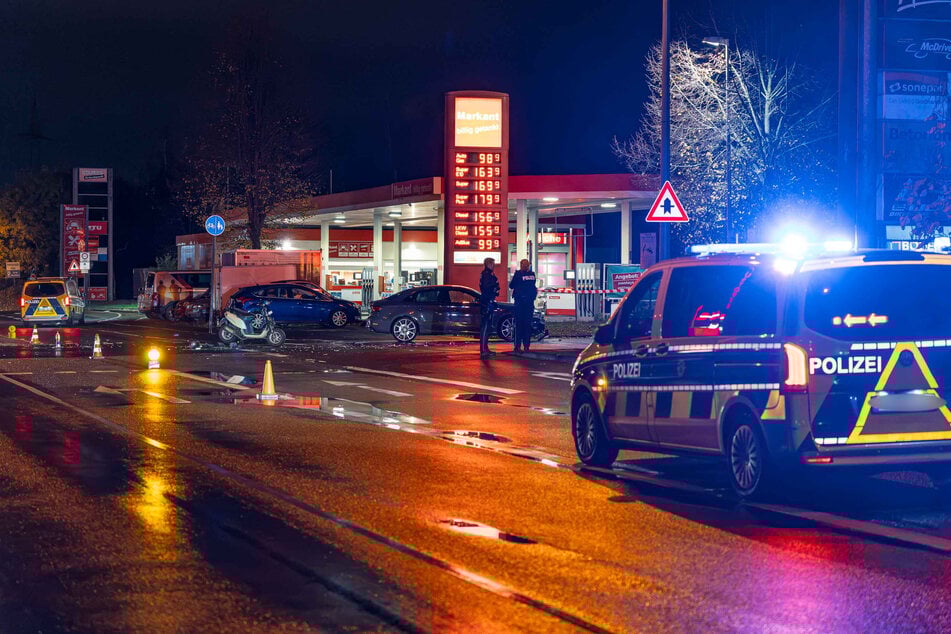 Der Unfall ereignete sich direkt vor einer Tankstelle in Köln-Poll.