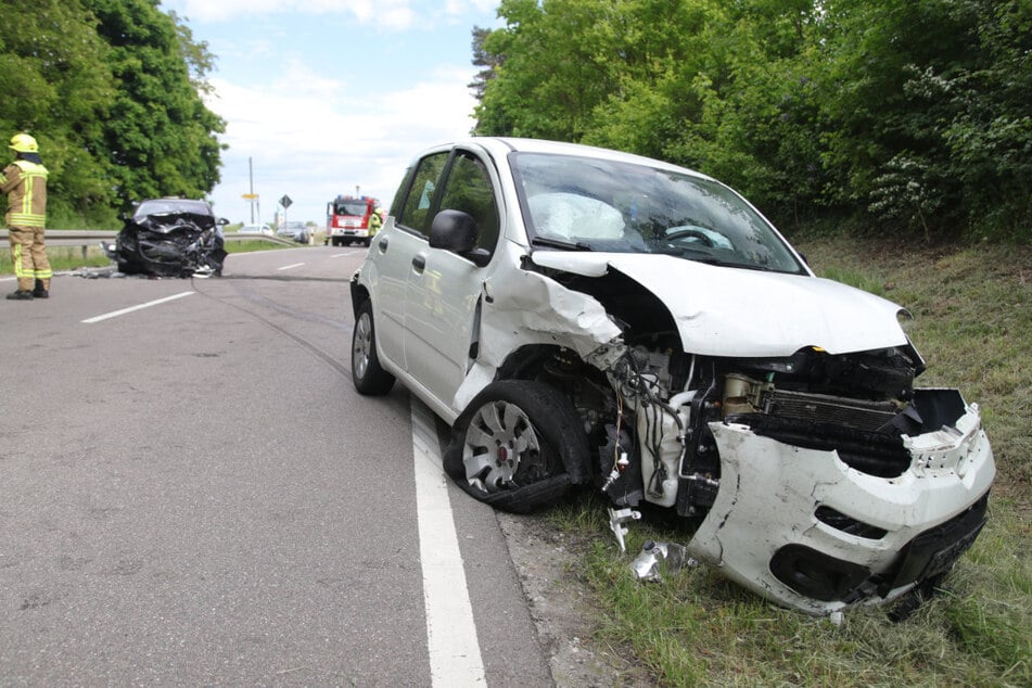 Durch die Wucht des Aufpralls wurde das weiße Fahrzeug der Frau in den Gegenverkehr geschleudert.