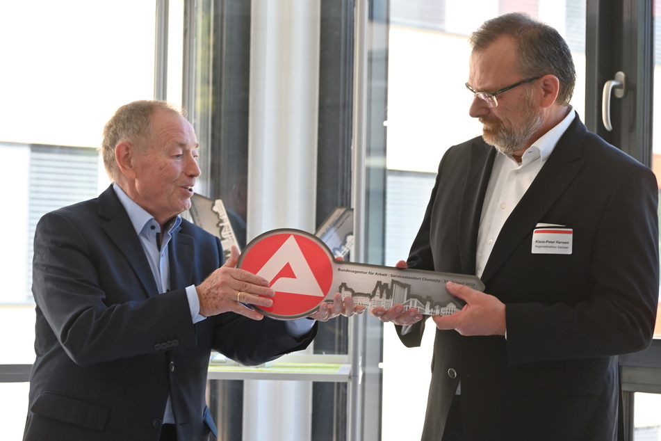 Eigentümer Roland Herbert übergibt Sachsens BA-Direktor Klaus-Peter Hansen den Schlüssel.