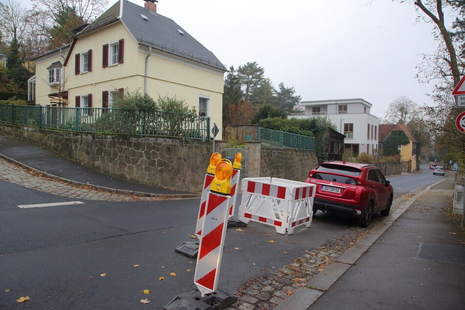 Eine Absperrung deutet die anstehenden Reparaturarbeiten bereits an: Ab Montag bleibt die Schillerstraße an der Ecke zur Hermann-Prell-Straße für eine Woche voll gesperrt.