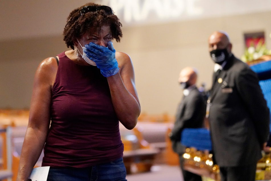 Charlene Thompson aus Houston weint, als sie am Sarg von George Floyd vorbeigeht.