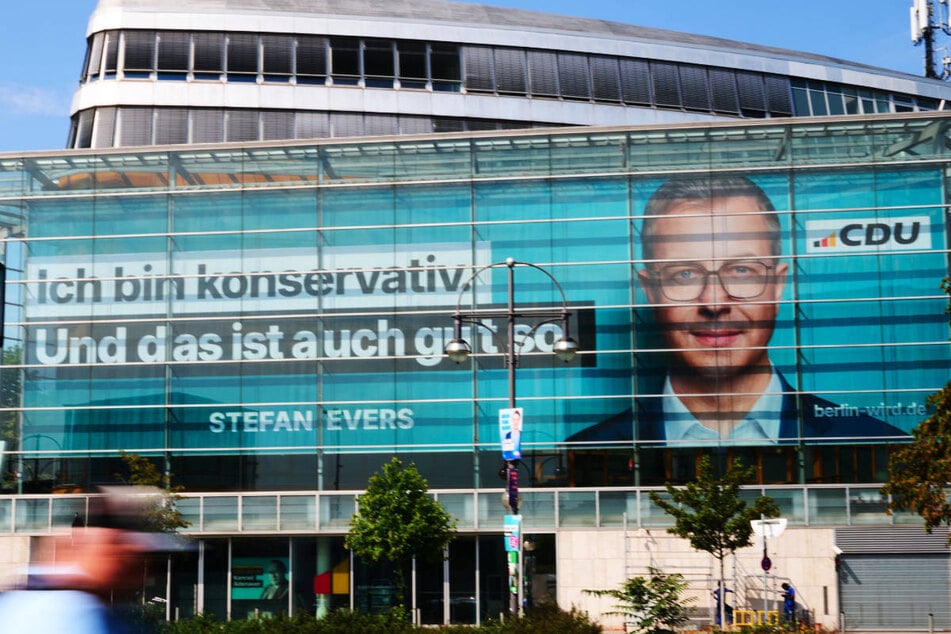 An der CDU-Parteizentrale in Berlin ist seit Kurzem ein riesiges neues Wahlplakat mit Spitzenkandidat Stefan Evers (46) und einer offensichtlichen Wowereit-Anspielung zu sehen.
