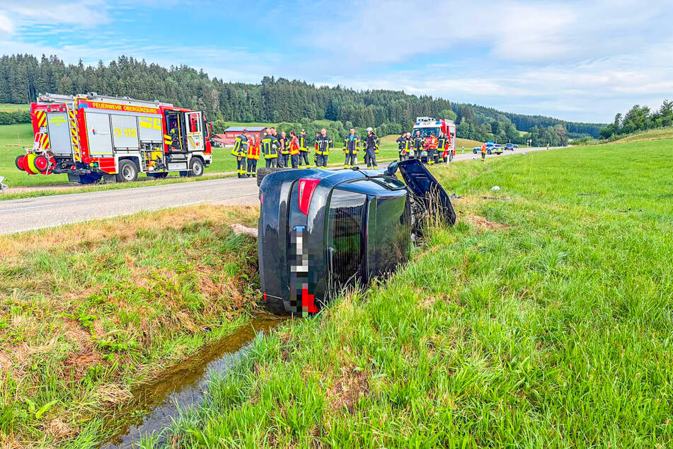 Die Feuerwehr befreite den jungen Mann aus seinem Wagen.