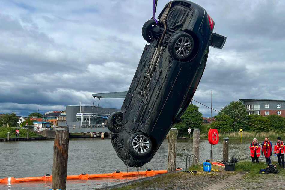 Fehler beim Einparken? Auto stürzt ins Hafenbecken, Insassen sterben