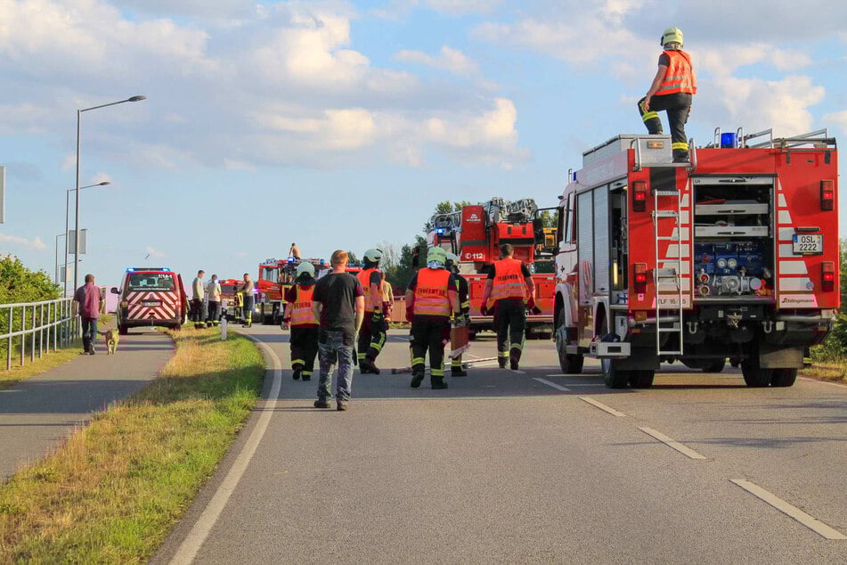 Die Feuerwehr am Einsatzort oberhalb der Schienen.