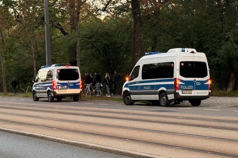 Rund ums Stadion sind zahlreiche Beamte unterwegs.