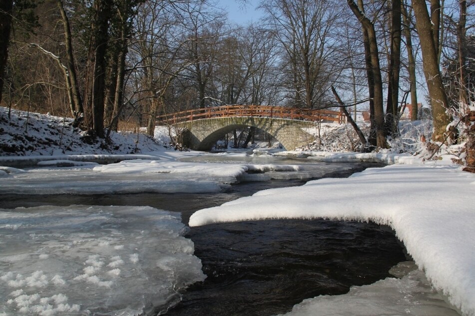 Im Wasser unter der Röderbrücke in Hermsdorf bei Ottendorf-Okrilla sind Eisschollen zu sehen.