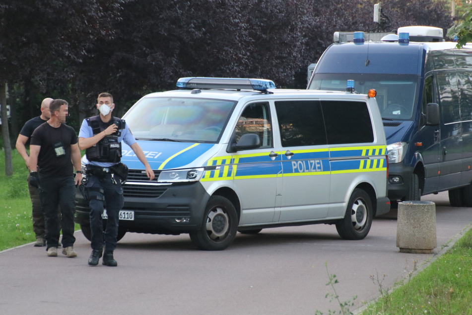 Das Gebiet rund um den Fundort des mutmaßlichen Sprengstoffs wurde von der Polizei abgesperrt.