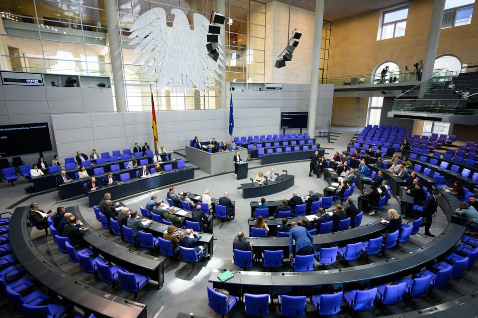 Liegt die Abgeordnetenentschädigung in Deutschland bald bei rund 12.330 Euro?