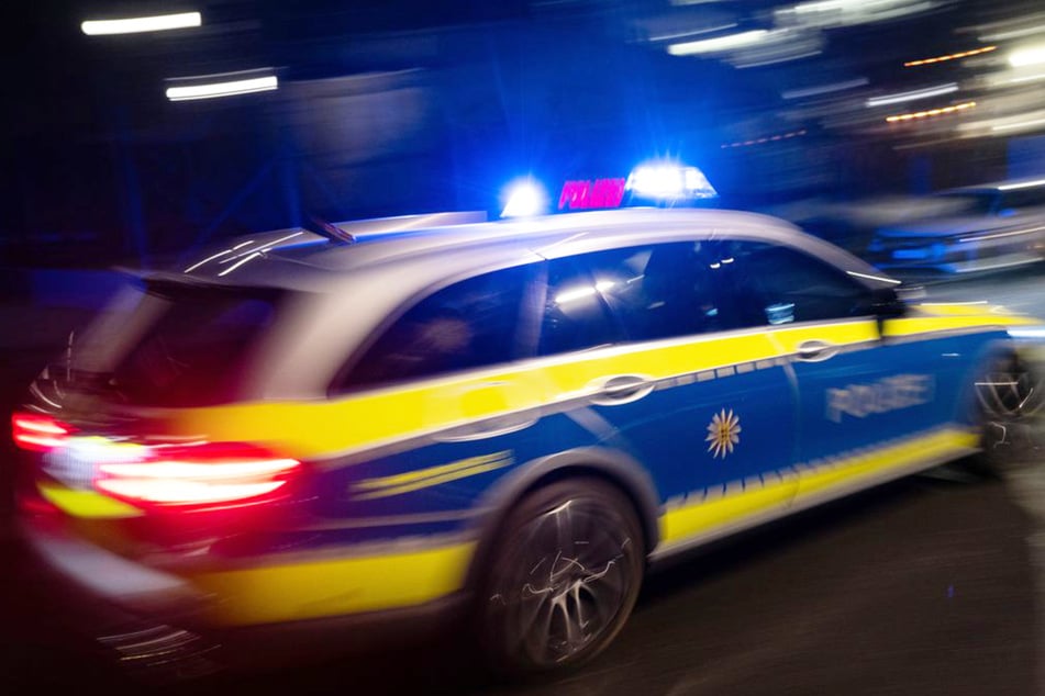 Die Polizei ermittelt nach einer Messerattacke in Dischingen zu drei flüchtigen Tatverdächtigen. (Symbolfoto)