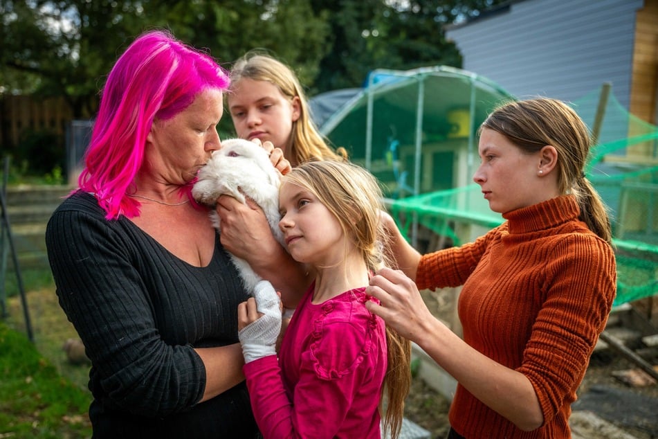 Lucy Schaufuß (38) und ihre Töchter Leonie (12), Anna (9) und Emely (14, v.l.) trauern um die verstümmelten Kaninchen.