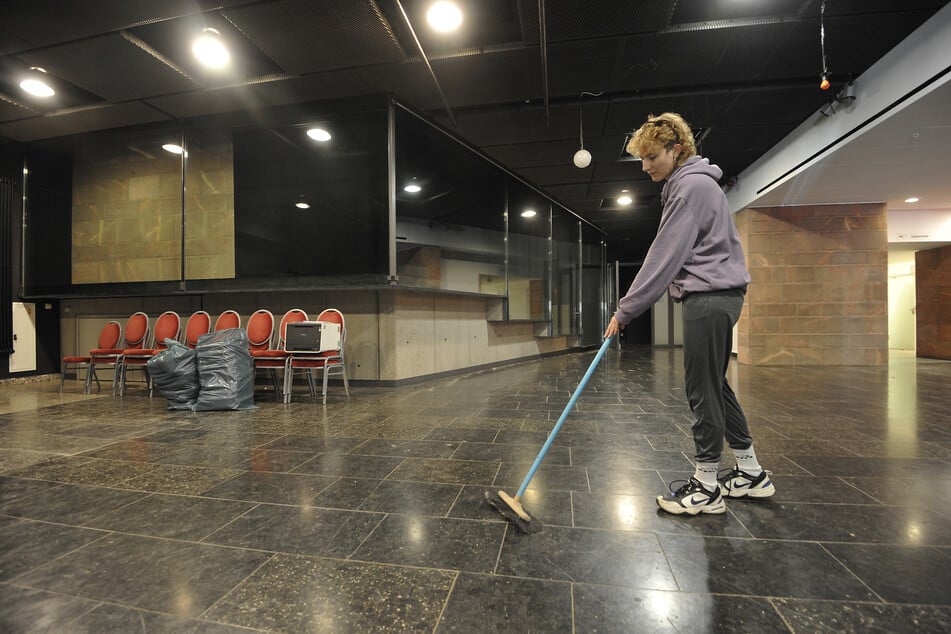 Im vergangenen Jahr hatten Mitglieder der Chemnitzer Kulturszene das Schauspielhaus für ein Wochenende besetzt - hier Puppenspielerin Lina Wolfram (27).