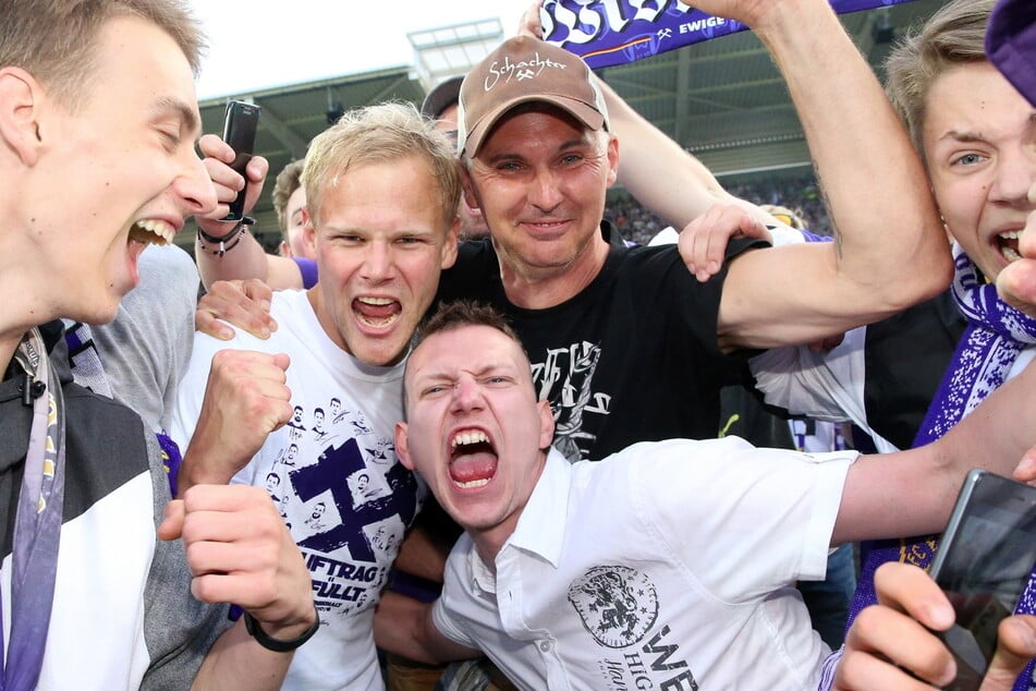 Nach Abpfiff ließen die FCE-Fans Sören Bertram (2. v.l.) hochleben. Für ihn war es "das Spiel meines Lebens".