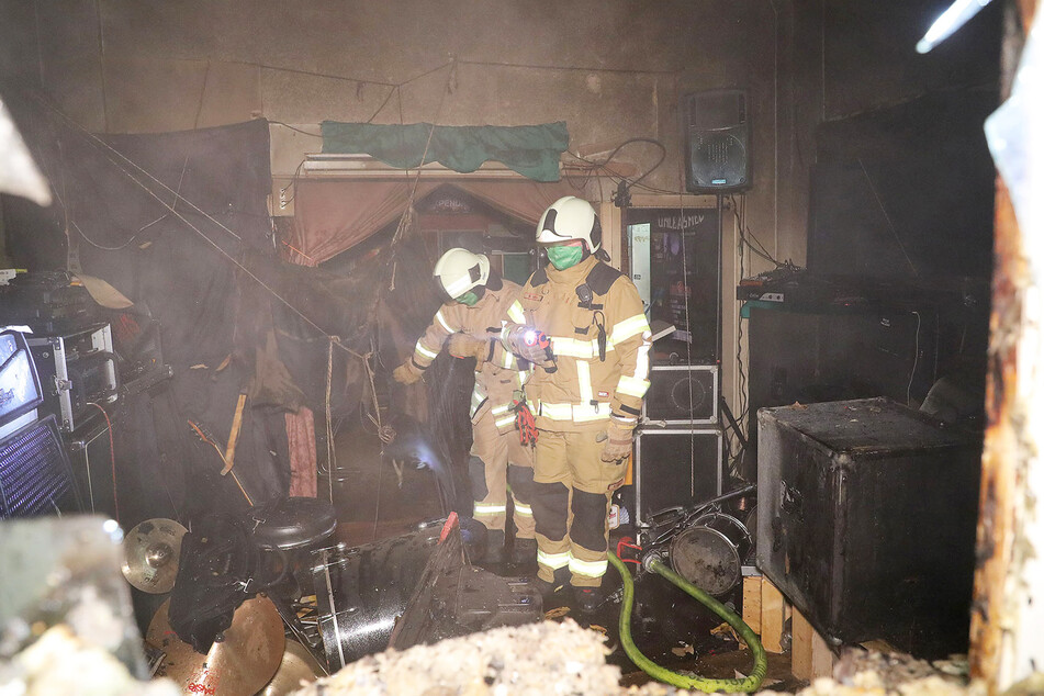 Am 4. Januar 2021 fackelte Ronny H. den Proberaum einer Freitaler Band ab. Die Feuerwehr konnte damals nicht viel von der Bandausrüstung retten.