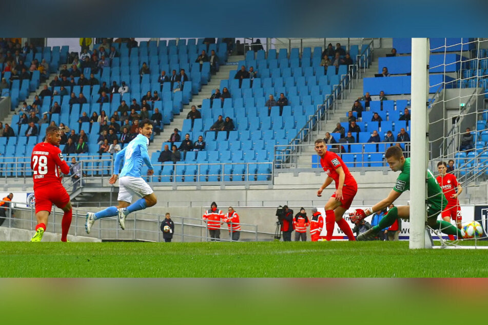 Vielleicht eine Motivationsstütze: So machte Philipp Hosiner (M.) im Hinspiel das 1:0 gegen Kaiserslautern.