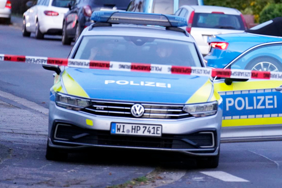 Die Polizei sperrte einen Bereich um die Taunusstraße in Hattersheim am Main am Mittwochnachmittag weiträumig ab.