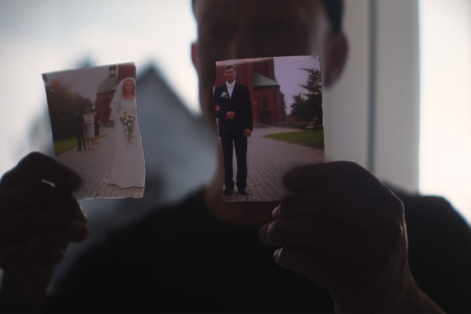 Nachgestellte Szene: Im Haus wird ein zerrissenes Hochzeitsfoto des Ehepaares gefunden.