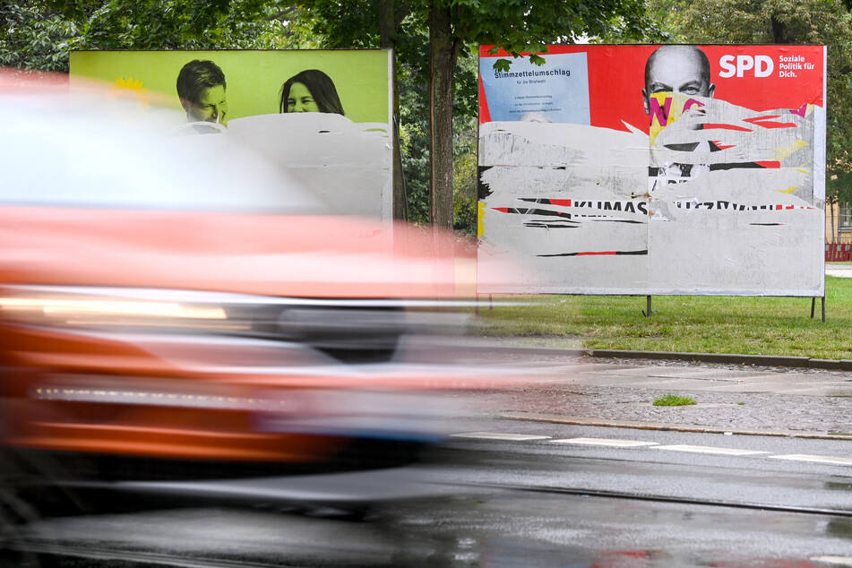 An der Leipziger Eisenbahnstraße stehen verunstaltete Wahlplakate.