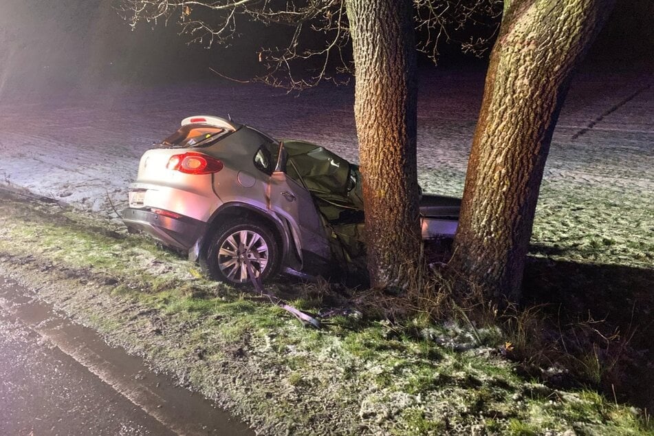 Der VW Tiguan wurde durch den Unfall stark beschädigt.