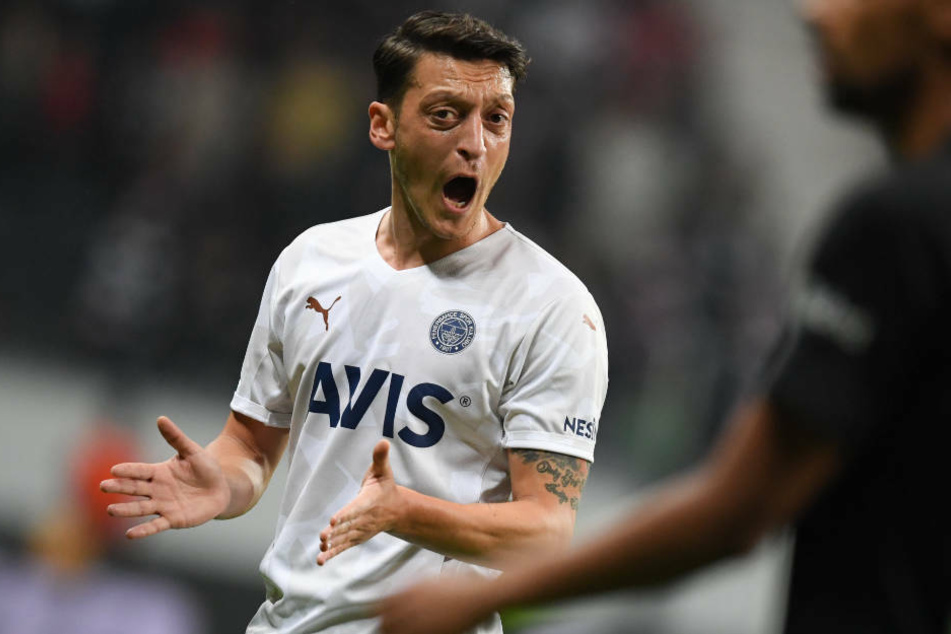 Rückkehr nach Deutschland gelungen: Mesut Özil (32) erzielte das 1:0 für Fenerbahce Istanbul im Deutsche Bank Park gegen Eintracht Frankfurt