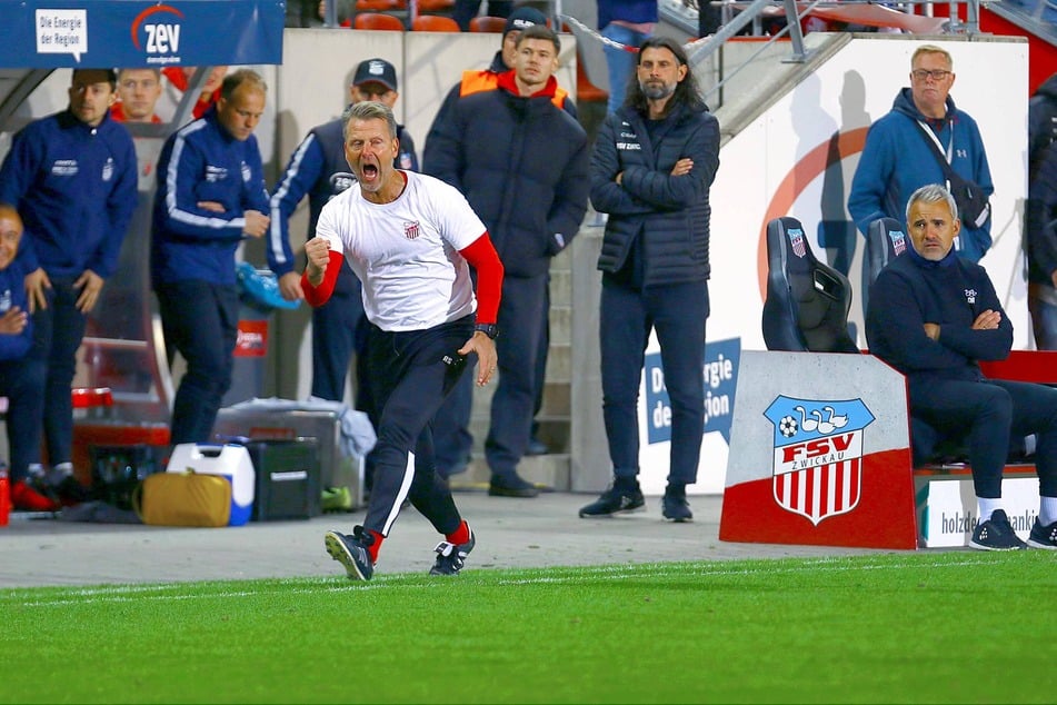 FSV-Coach Rico Schmitt (56, vorn) und Sportdirektor Robin Lenk haben sich ein besonderes Prämiensystem einfallen lassen.