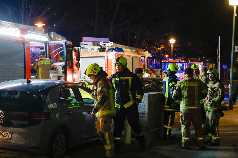 Einsatzkräfte der Feuerwehr sind am Mittwoch zu einem Brand in einem Hochhaus in Berlin-Friedrichshain gerufen worden.