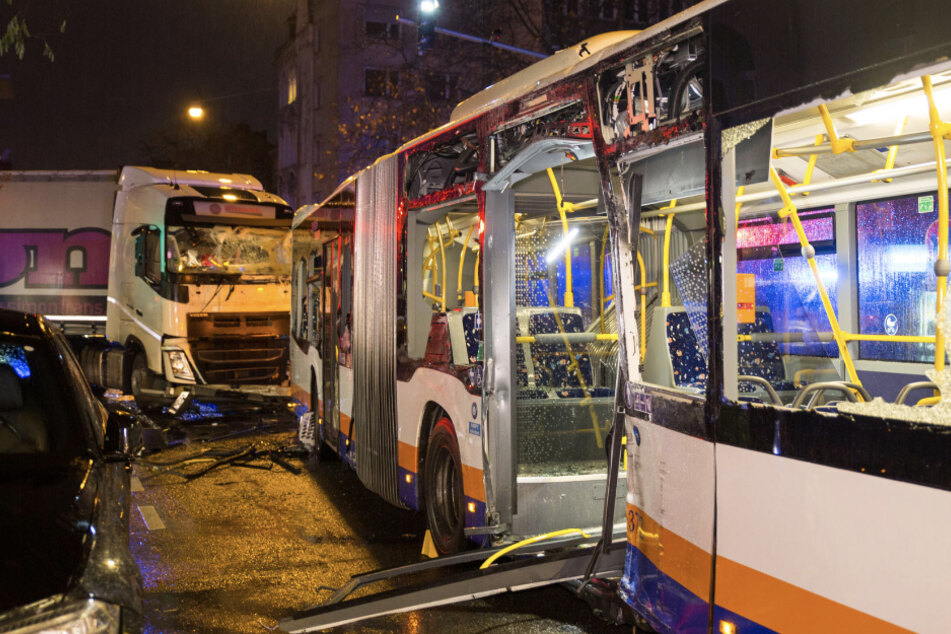 Der Lastwagen-Fahrer übersah offenbar eine rote Ampel.