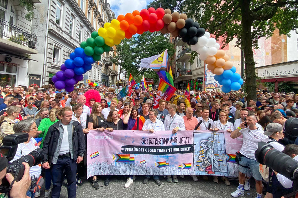 Traditionell am ersten Samstag im August bildet der Straßenumzug den Höhepunkt des Hamburg Pride.