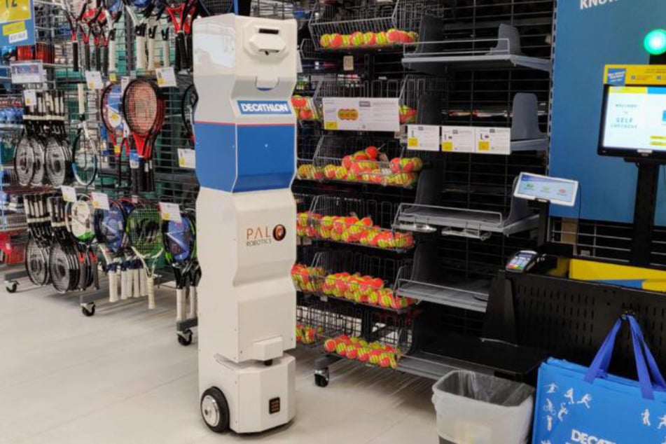 Der Inventur-Roboter von Decathlon arbeitet nachts oder in den Vormittagsstunden.