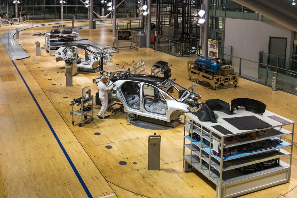 Ab heute sind die einzelnen Stationen der Fahrzeugproduktion in der Gläsernen Manufaktur wieder zu erleben.