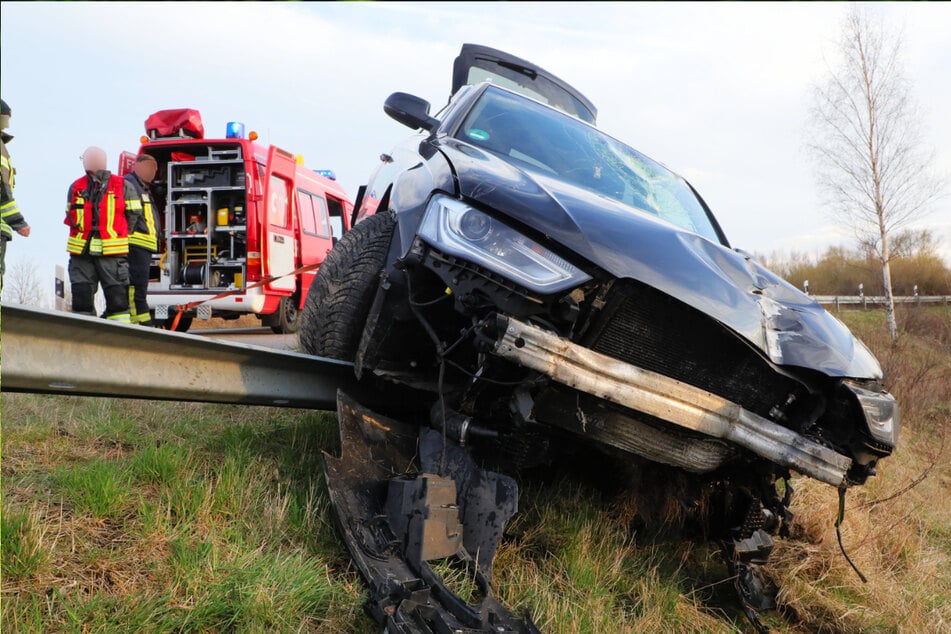 Unfall A4: Unfall auf A4: Audi-Fahrer verliert Kontrolle und landet auf Leitplanke