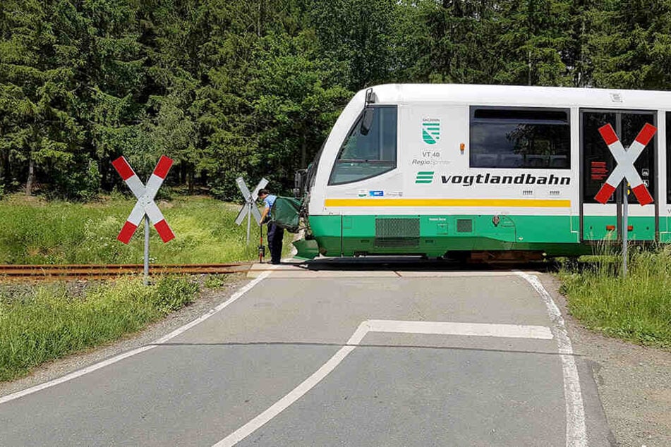 Bei Treuen ist ein Laster mit einem Zug der Vogtlandbahn kollidiert.