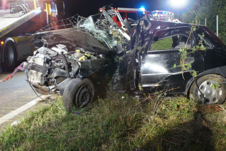 Der Mann musste aus dem Auto von der Feuerwehr befreit werden.
