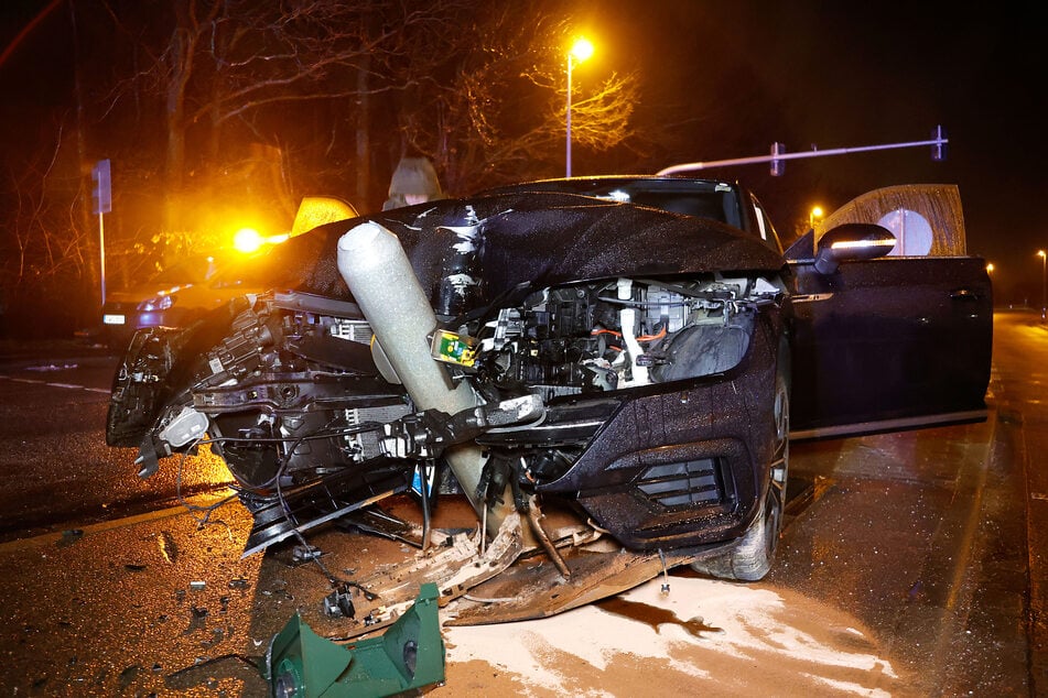 Dieser VW krachte am Mittwochabend mit voller Wucht gegen einen Ampelmast in Chemnitz.